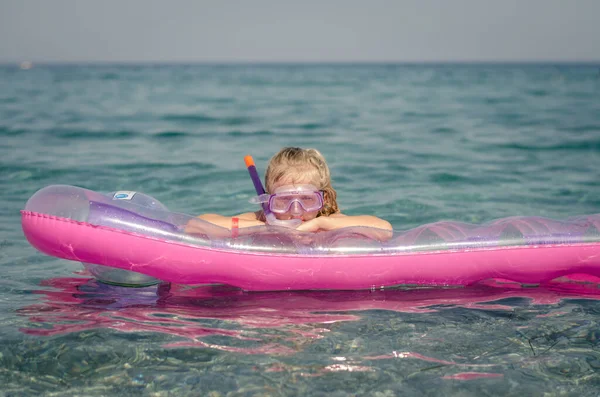 Criança Sorridente Feliz Com Menina Loira Desfrutando Férias Mar Azul — Fotografia de Stock