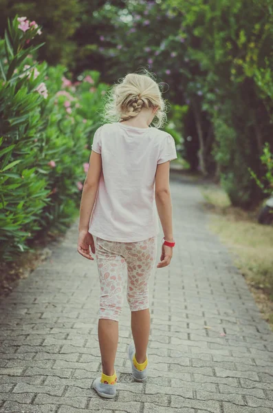 Kleines Blondes Mädchen Gang Der Rosa Oleanderblume — Stockfoto
