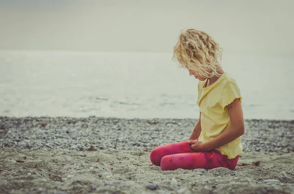 Schattig Blond Meisje Ontspannen Alleen Leeg Strand Door Zee — Stockfoto