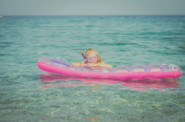 Criança Sorridente Feliz Com Menina Loira Desfrutando Férias Mar Azul — Fotografia de Stock