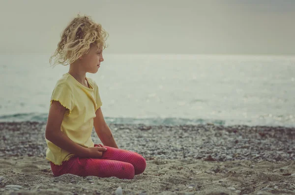 Słodkie Blondynka Dziewczyna Relaks Sam Pusty Plaża Nad Morzem — Zdjęcie stockowe