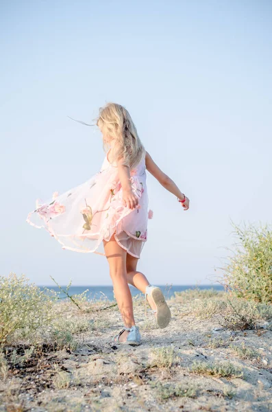 Bedårande Barn Med Långt Blont Hår Romantisk Klänning Dansar Ensam — Stockfoto