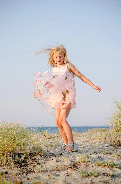 Feliz Niño Enérgico Divirtiéndose Junto Mar Las Vacaciones Verano —  Fotos de Stock