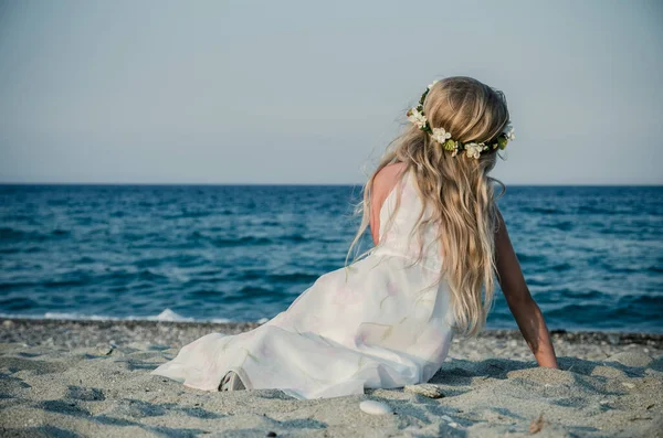 Rozkošný Kavkazský Dívka Dlouhými Blond Vlasy Moře Sedí Písku Stock Obrázky