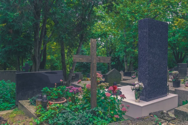 Paz Silencio Cementerio Durante Las Vacaciones Cristianas Colorida Temporada Otoñal —  Fotos de Stock
