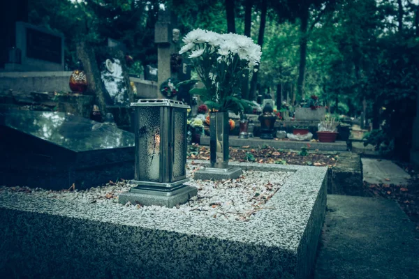 Colorido Cementerio Decorado Durante Las Vacaciones Cristianas Hermosa Temporada Otoñal —  Fotos de Stock