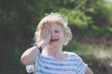 Gün batımında poz veren vahşi doğadaki sevimli küçük çocuk.