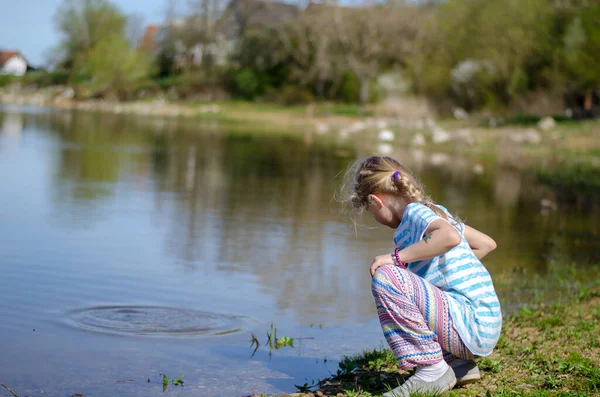 Adorabile Bambino Carino Rilassante Vicino All Acqua — Foto Stock