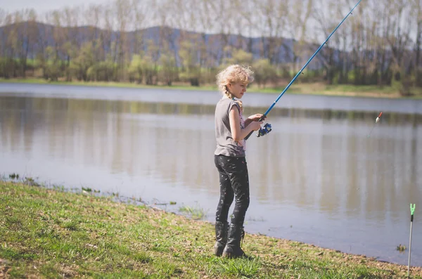 Klein Blond Kind Vissen Met Visstick Natuurlijke Vijver — Stockfoto