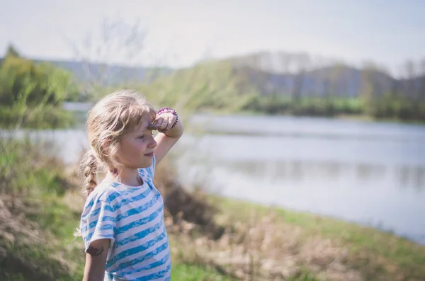 Little Girl Hand Forehand Awaiting Someone River Come — Stock Photo, Image