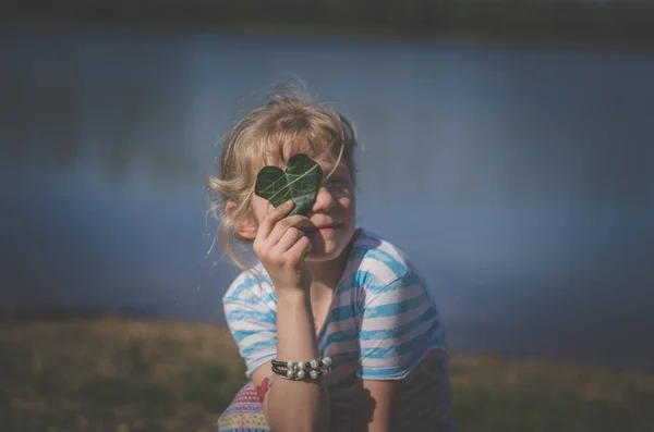 Entzückendes Kind Das Spaß Der Sommerlichen Natur Hat — Stockfoto