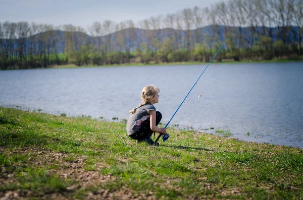 Pequena Criança Loira Pesca Peixes Com Vara Pesca Lagoa Natural — Fotografia de Stock