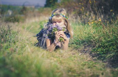 Mutlu sonbahar zamanı altın saatinde çayırda