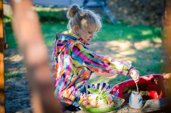 Imádnivaló Lány Játszótéren Főzés Sütemények Homokból — Stock Fotó