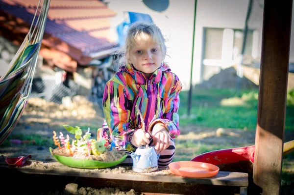Menina Adorável Parque Infantil Cozinhar Bolos Areia — Fotografia de Stock