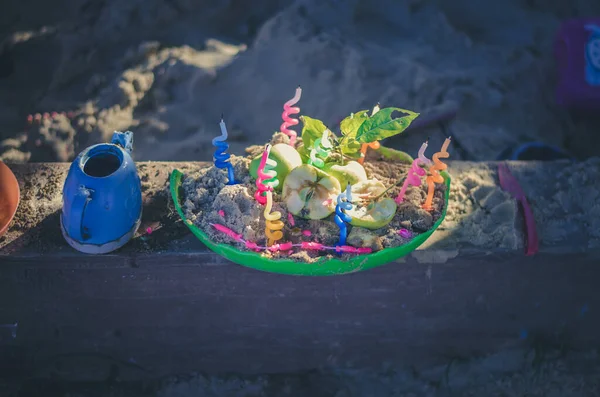 Crianças Bolo Aniversário Feito Areia Parque Infantil — Fotografia de Stock