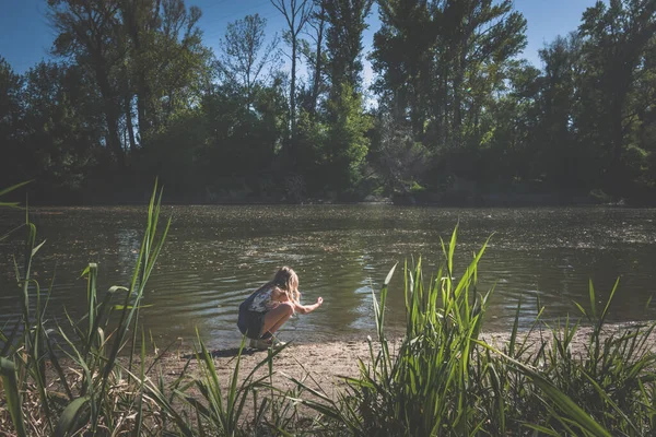 Menina Bonito Com Cabelos Longos Vista Para Trás Costa Rio — Fotografia de Stock