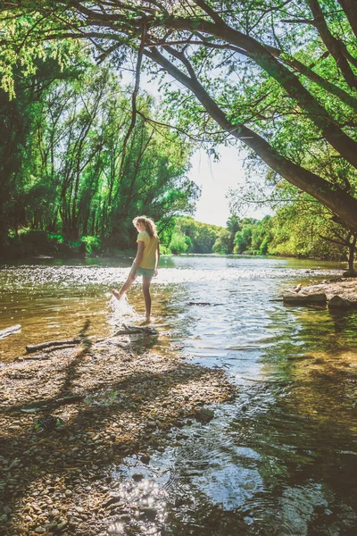 Glückliche Kindheit Voller Sommerlicher Freizeitaktivitäten Wasser Heißen Sonnigen Tagen — Stockfoto