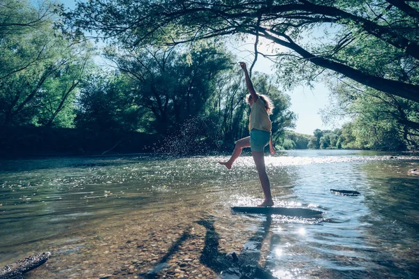 Menina Bonito Espirrando Água Rio Dia Ensolarado Verão — Fotografia de Stock