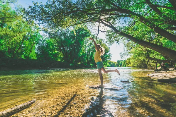 Söt Flicka Stänk Vatten Floden Solig Sommardag — Stockfoto