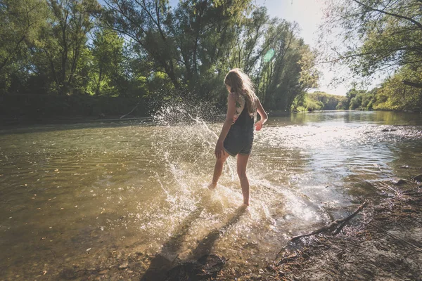 Menina Ativa Divertindo Rio Raso Tempo Hora Ouro Ambiente Verão — Fotografia de Stock