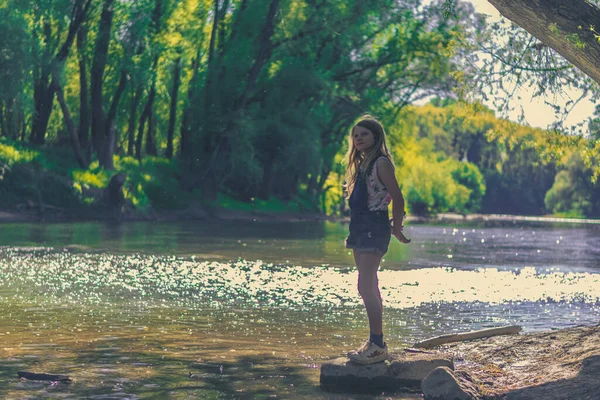 Menina Ativa Divertindo Rio Raso Tempo Hora Ouro Ambiente Verão — Fotografia de Stock