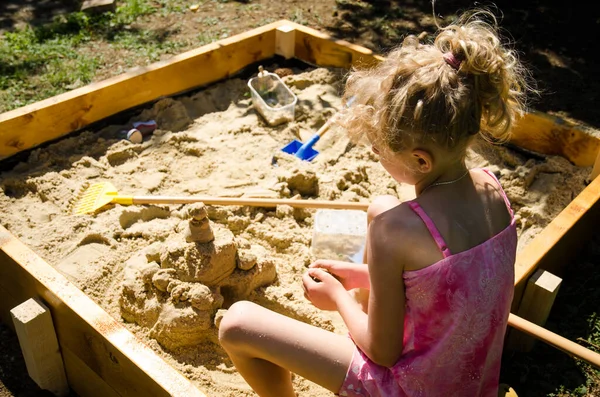 Bedårande Blond Flicka Som Har Roligt Med Sand Lekplatsen — Stockfoto