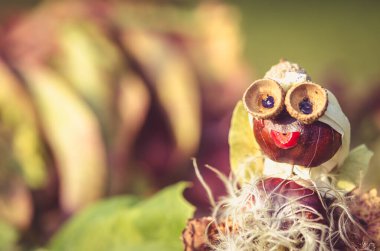 Sonbahar meyvelerinin canlı sonbahar renklerinden sevimli figürler.