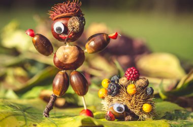 Korsan ve kirpinin sevimli figürleri Sonbahar meyvelerinin canlı sonbahar renklerinden