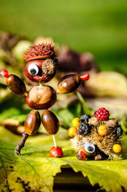 Korsan ve kirpinin sevimli figürleri Sonbahar meyvelerinin canlı sonbahar renklerinden