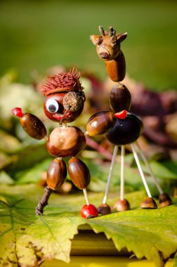 Korsan ve zürafanın sevimli figürleri Sonbahar meyvelerinin canlı sonbahar renklerinden