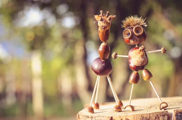 Sonbahar meyvelerinin canlı sonbahar renklerinden sevimli figürler.