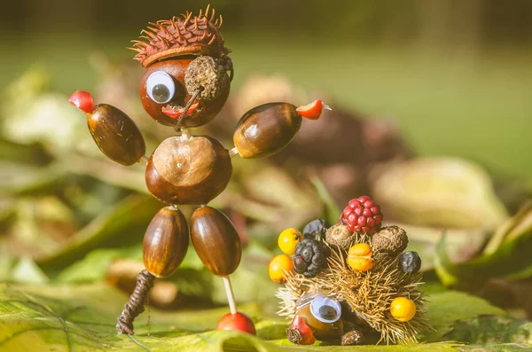 Korsan ve kirpinin sevimli figürleri Sonbahar meyvelerinin canlı sonbahar renklerinden