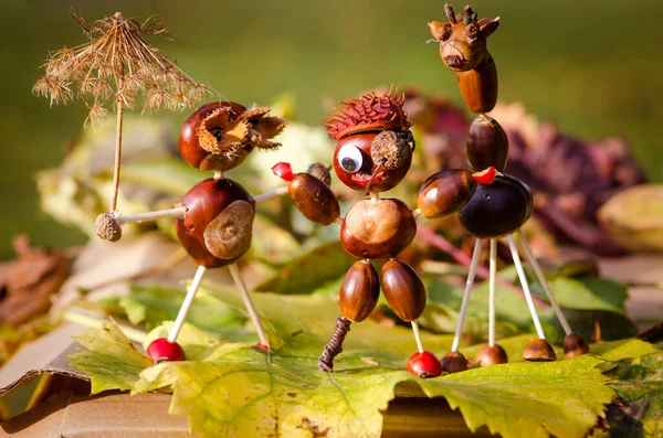 Sonbahar meyvelerinin canlı sonbahar renklerindeki figürleri.