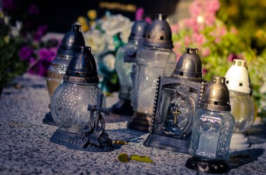 Mezardaki fenerlerde mum yakmak güneşli bir öğleden sonra boyunca renkli sonbahar atmosferiyle