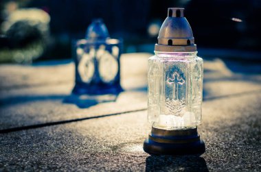 Mezardaki renkli sonbahar atmosferli fener güneşli öğleden sonra boyunca