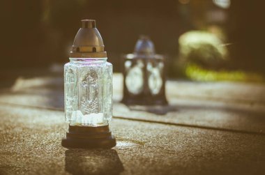 Sonbahar Azizler Günü atmosferiyle birlikte güneşli bir öğleden sonra mezardaki fener.