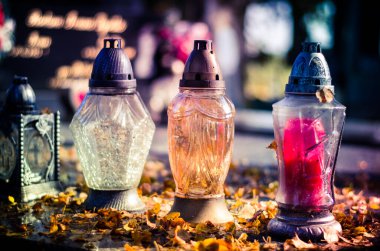 Mezarlıktaki renkli Azizler Günü 'nde mezarında fenerler vardı.