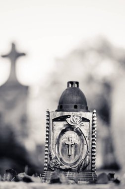 Mezarlıktaki renkli Azizler Günü 'nde mezarında fenerler vardı.