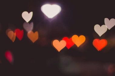 Siyah arkaplanda parlayan kopyalama alanı olan kalp sembolü