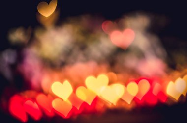 Siyah arkaplanda parlayan kopyalama alanı olan kalp sembolü