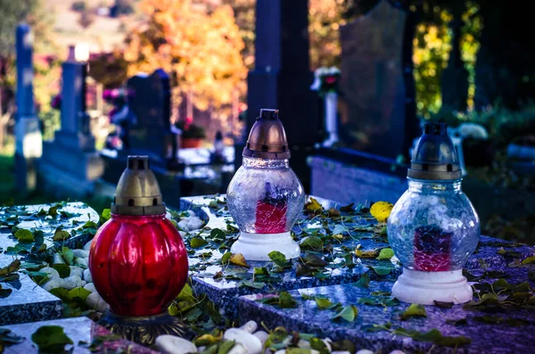 Hořící Svíčky Lucernách Hrobě Barevnou Podzimní Atmosférou Během Slunečného Odpoledne — Stock fotografie