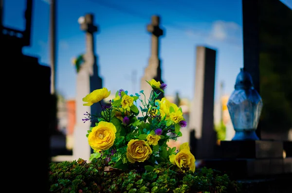 すべての聖人の日の間に墓の上に横たわる黄色のバラの花の装飾 — ストック写真
