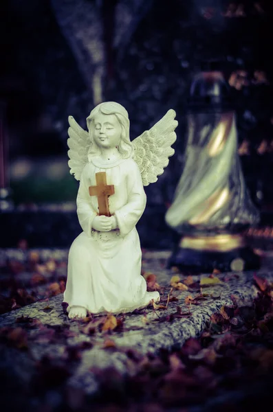 Statue Angel Wings Kneeing Grave Fallen Leaves Magical Autumn Atmosphere — Stock Photo, Image