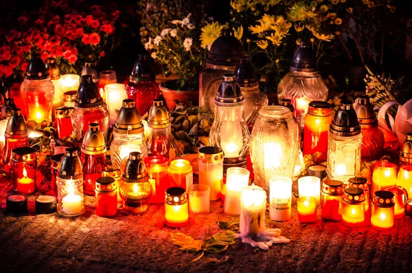 Colorido Día Todos Los Santos Cementerio Con Linternas Las Tumbas —  Fotos de Stock