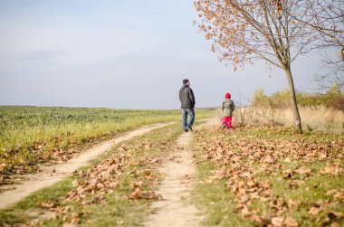 Baba ve kızı birlikte mutlu vakit geçirirken güzel doğada nostaljik bir düşüş yaşarlar.