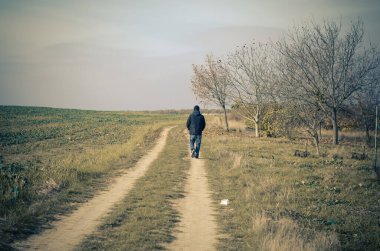 Üzgün bir adamla nostaljik bir sonbahar günü güzel bir kırsalda boş çayırların arasında bırakıp gidiyor.
