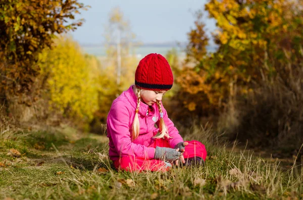 Sonbahar Atmosferi Çocuğun Yakın Çekimi Sihirli Çayırlarda Dinleniyor — Stok fotoğraf