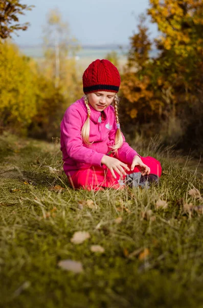 Herbststimmung Mit Nahaufnahme Von Kindern Die Sich Auf Magischer Wiese — Stockfoto