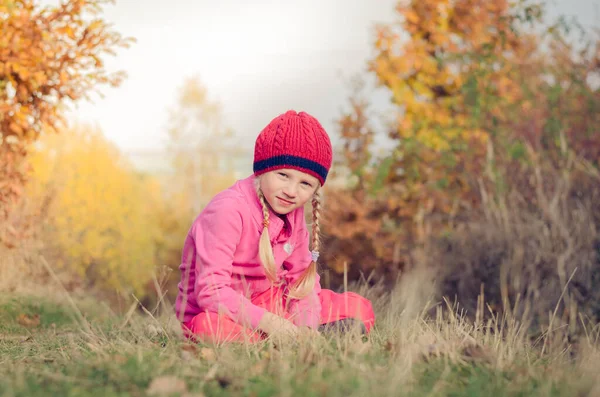 Schattig Glimlachen Genezen Meisje Rode Muts Zitten Gras Zonnige Herfstmiddag — Stockfoto